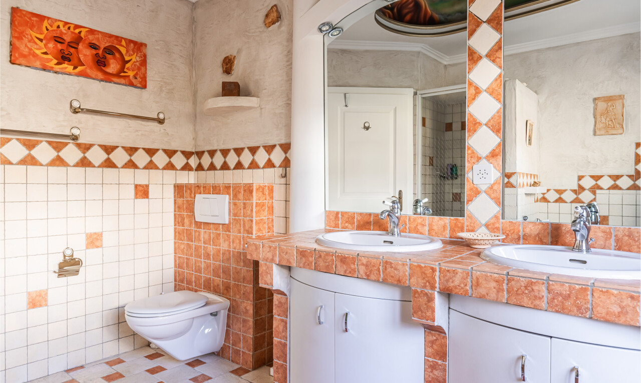 salle de bains avec double vasque, miroir, salle de bain complète, inside property, et évier