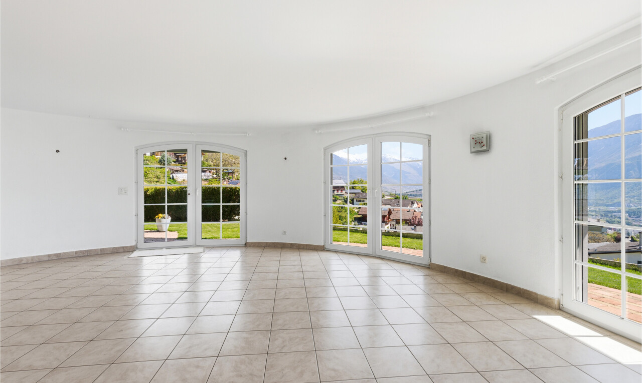 leerer raum mit natural light, natürliches licht, inside property, tile floor, und fliesenboden