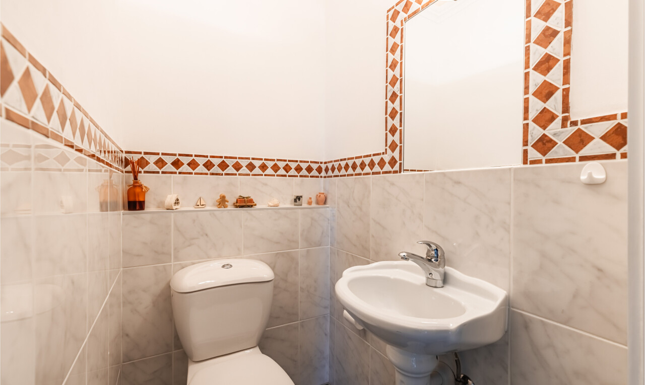 bad mit gäste-wc, toilette, spiegel, inside property, und tile wall