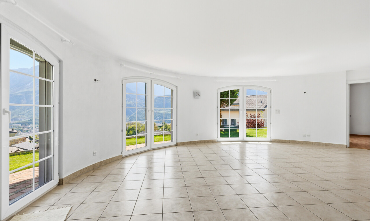 pièce vide avec tile floor, sol en carrelage, natural light, lumière naturelle, et drywall