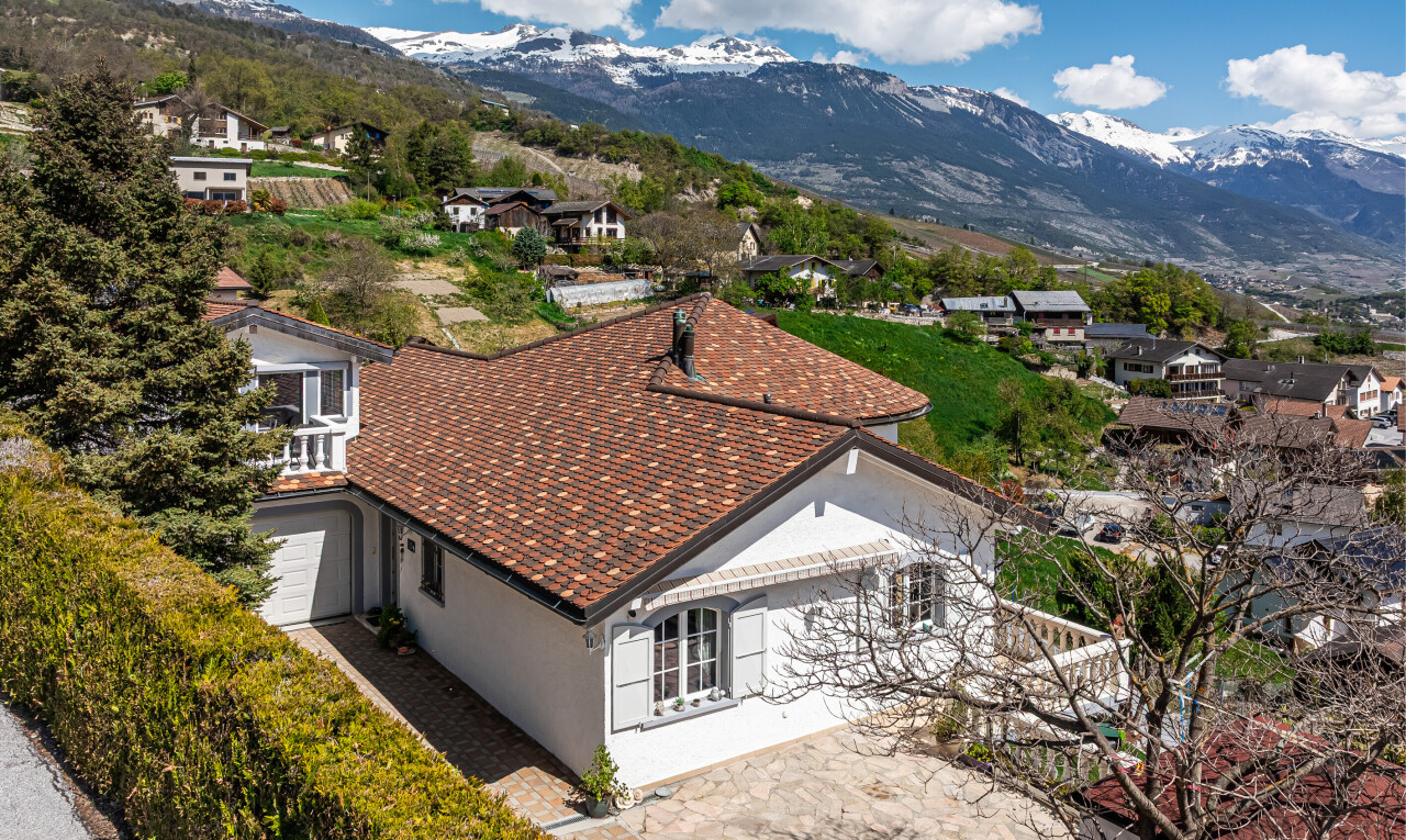 façade avec mountain view, vue sur la montagne, day time, bardage en stuc, et property visible