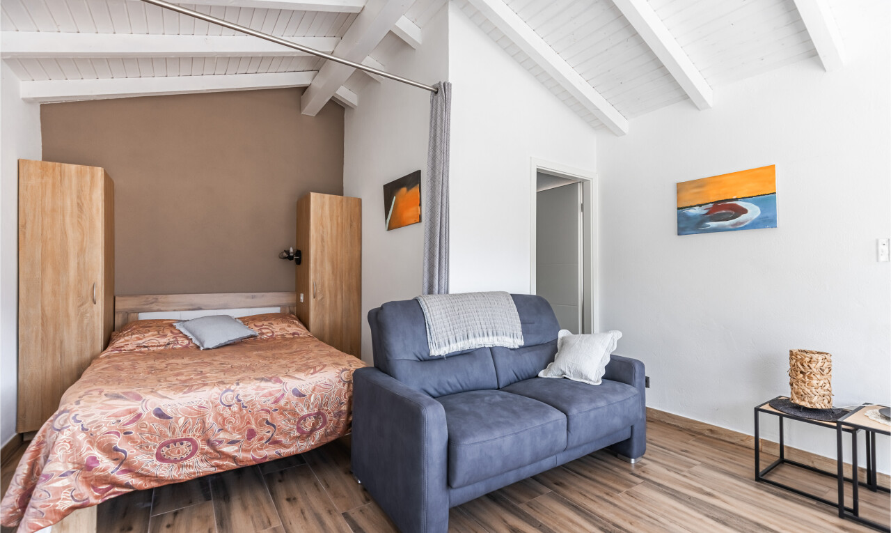 zimmer / schlafzimmer mit drywall, gipskartonwand, inside property, vaulted ceiling, und dachschräge