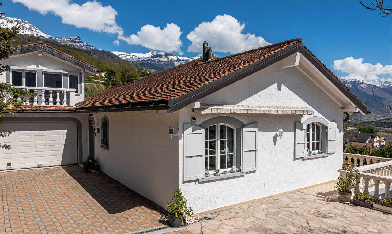 façade avec mountain view, vue sur la montagne, bardage en stuc, day time, et property visible