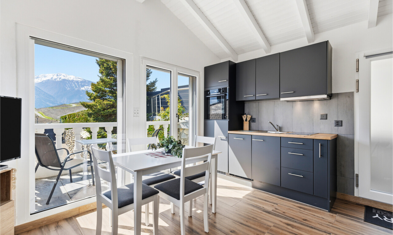 küche mit day time, inside property, wood finish floor, holzfußboden, und natural light