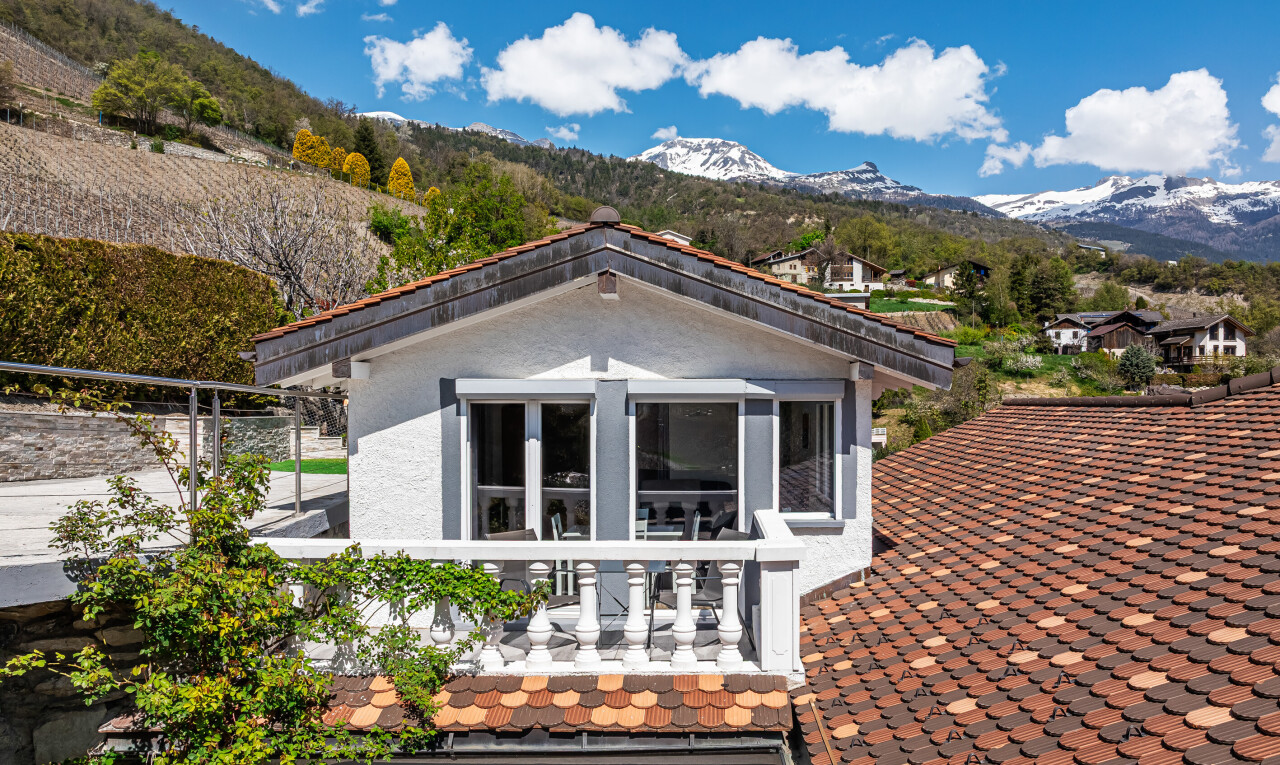 façade avec day time, mountain view, vue sur la montagne, et property visible