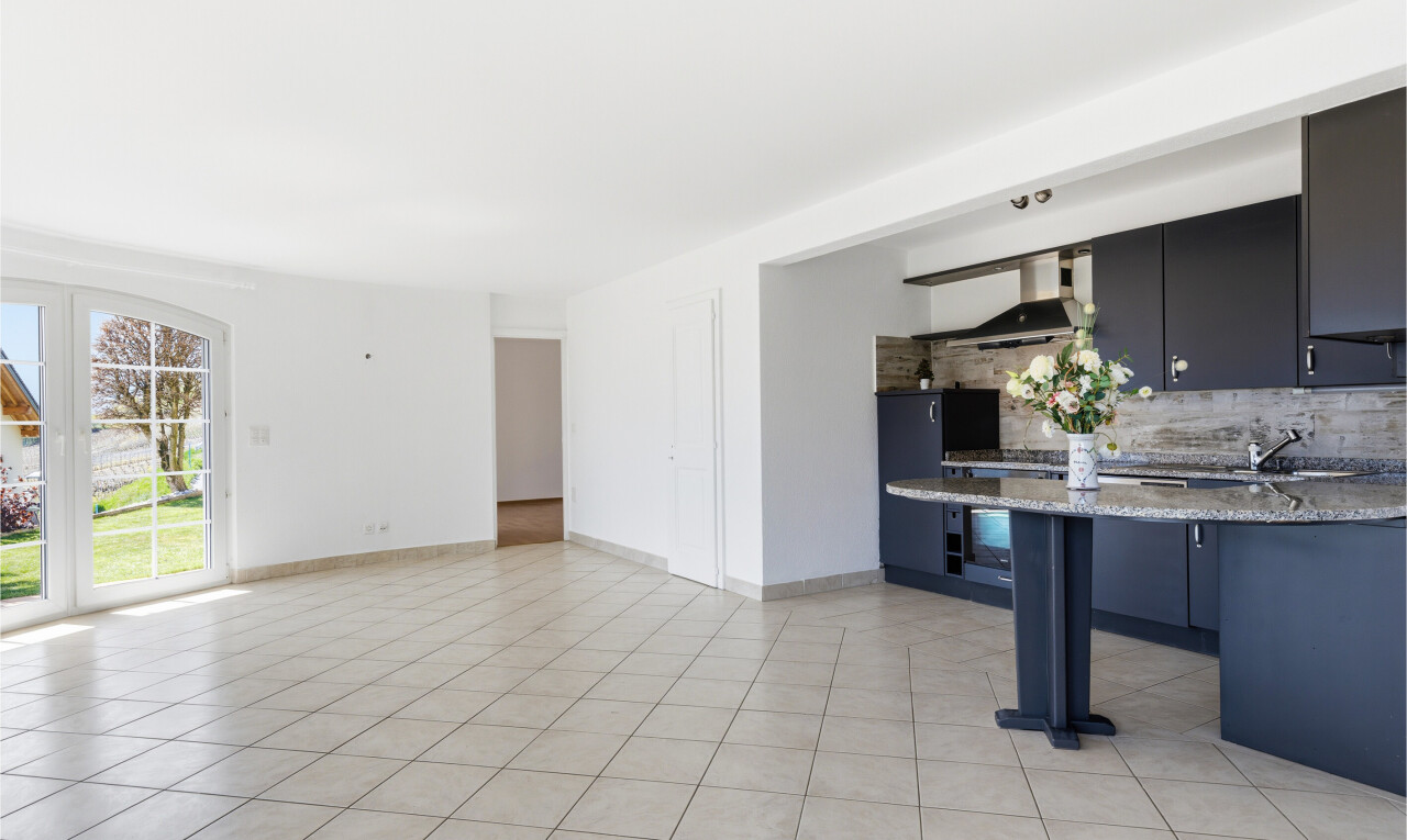 leerer raum mit light floor, natürliches licht, natural light, küchenrückwand beim Herd, und inside property