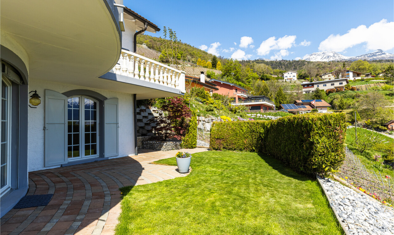 jardin avec from property, terrasse, day time, clôture, et balcon