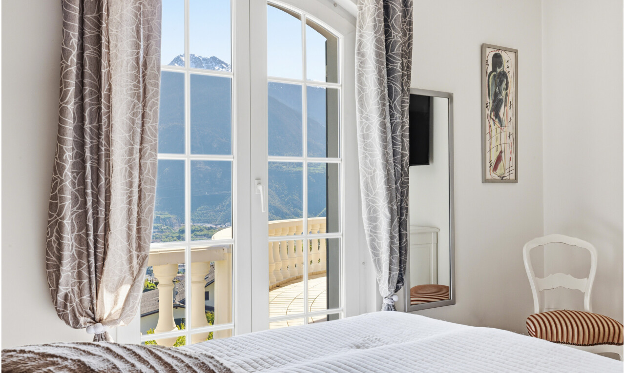 zimmer / schlafzimmer mit drywall, gipskartonwand, natural light, natürliches licht, und inside property