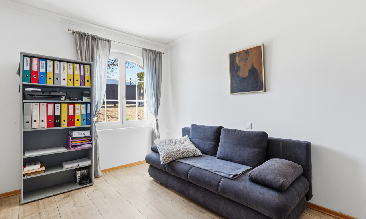 wohnzimmer mit inside property, natural light, natürliches licht, drywall, und gipskartonwand