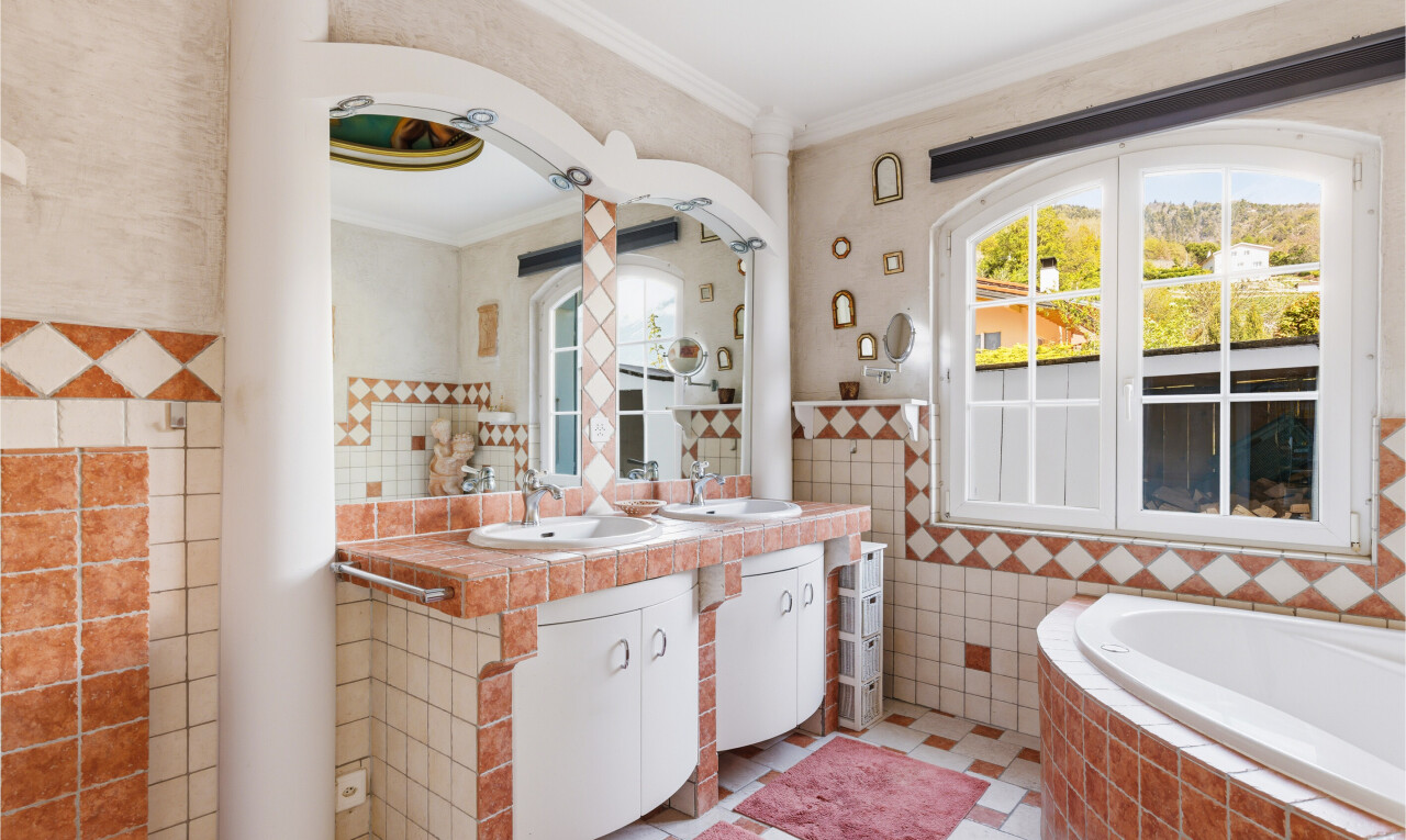 salle de bains avec salle de bain complète, tile wall, mur en carrelage, double vasque, et natural light