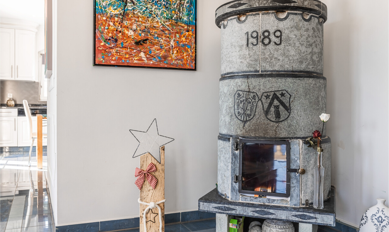 wohnzimmer mit inside property, drywall, gipskartonwand, baseboards wall, und sockelleisten