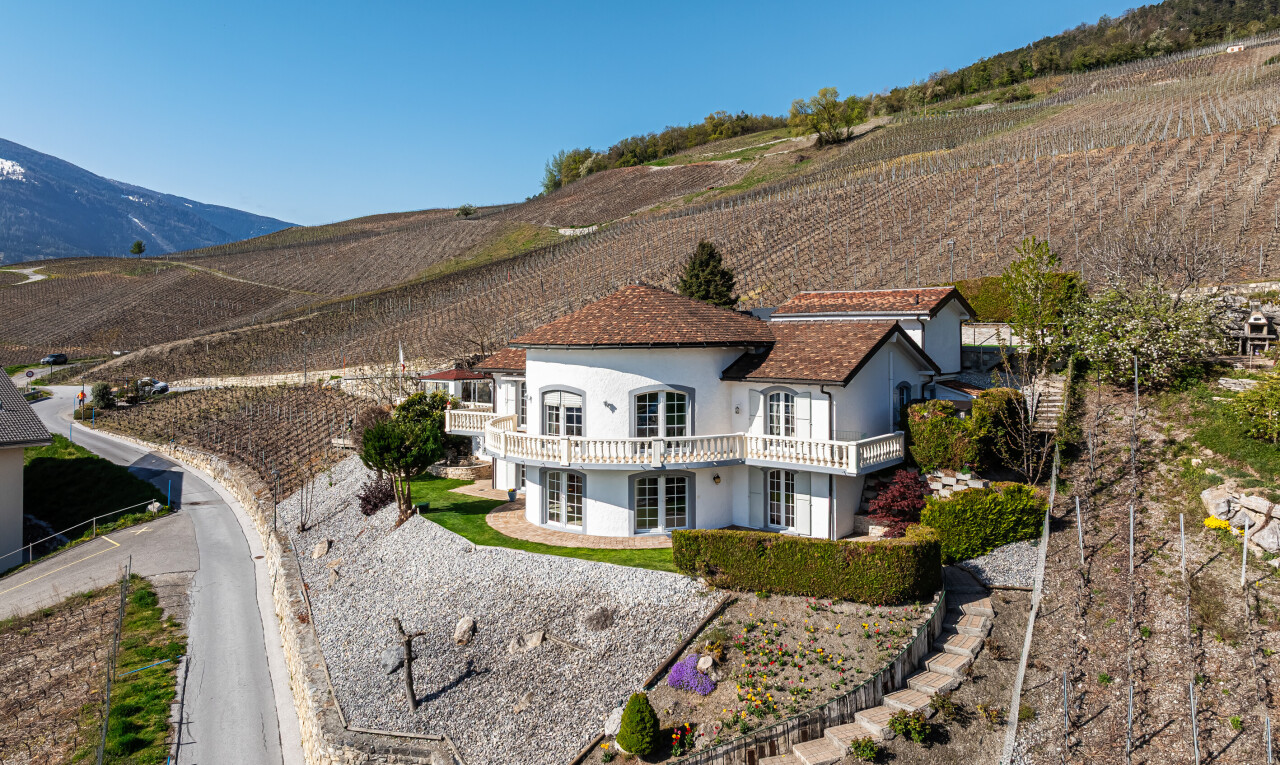 außenansicht mit mountain view, blick auf die berge, stuckverkleidung, day time, und property visible