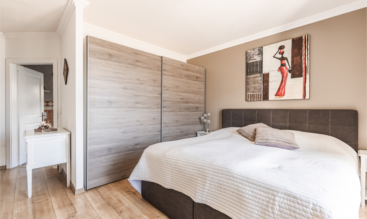 chambre avec drywall, cloison sèche, inside property, crown molding, et moulures