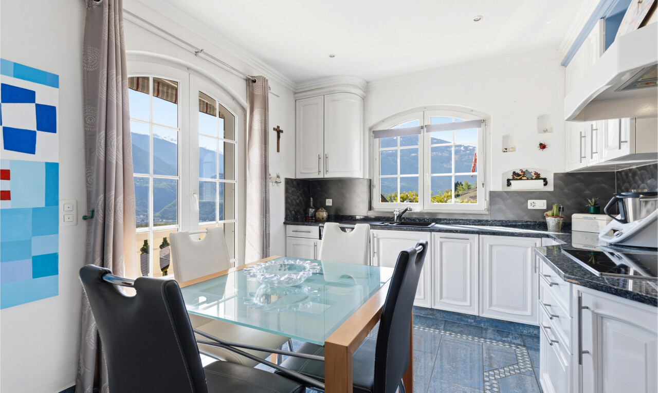 cuisine avec dark countertops, white cabinets, armoires blanches, backsplash, et dosseret