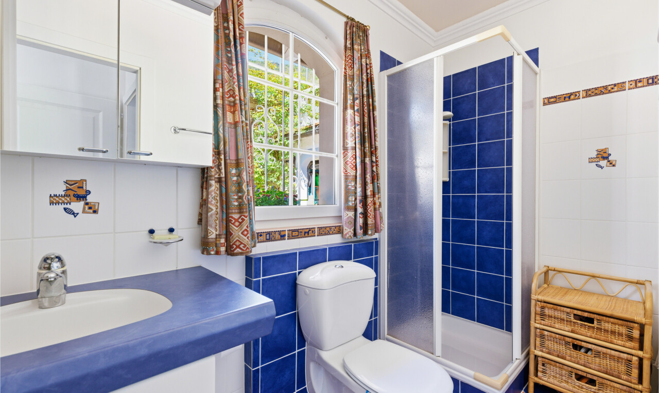 salle de bains avec mur en carrelage, tile wall, salle de bain complète, douche, et lavabo (ou coiffeuse selon le contexte)