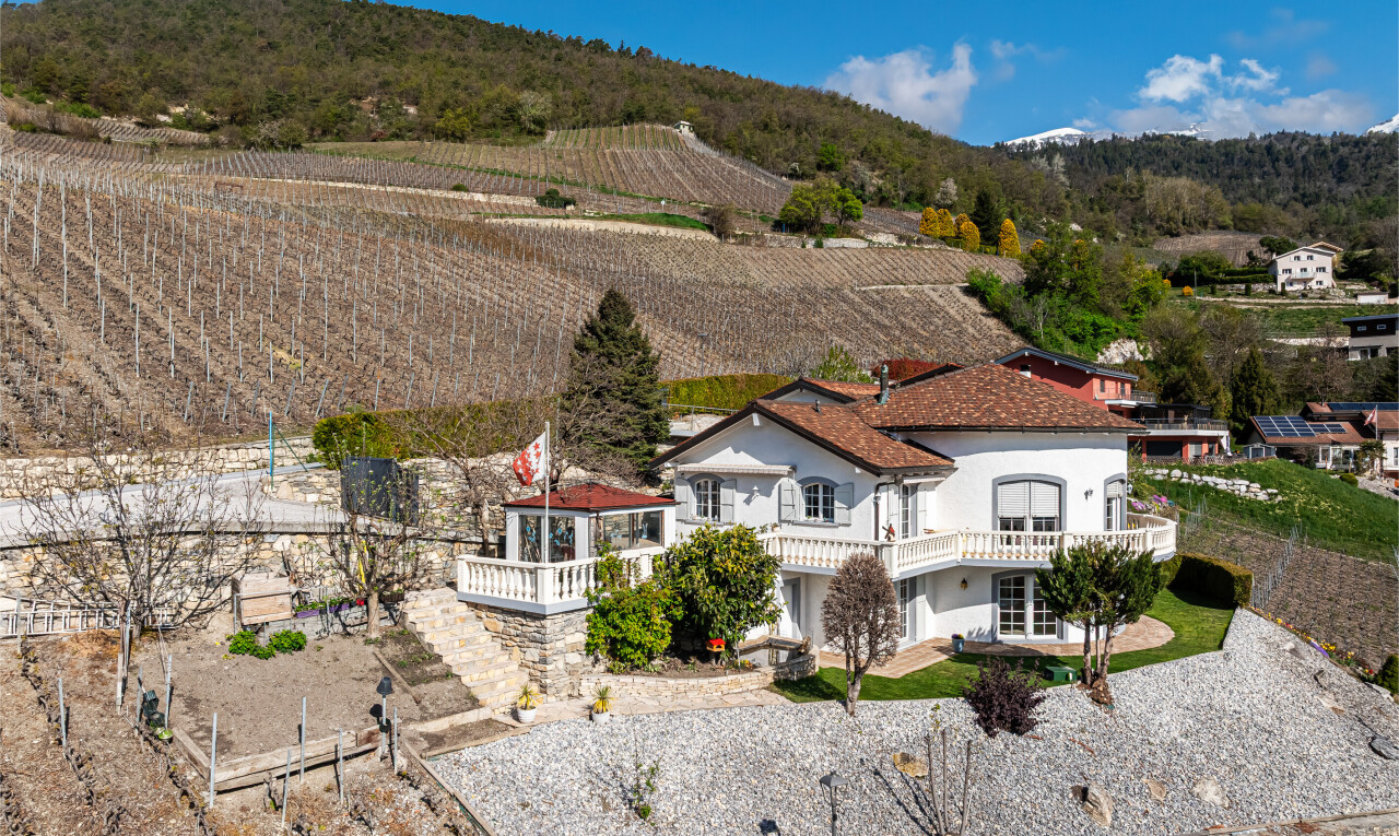 außenansicht mit day time, stuckverkleidung, property visible, orchard / agricultural view, und blick auf obstgarten/agrarland