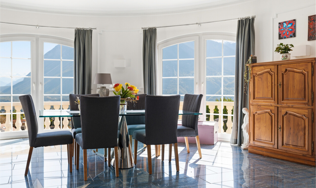 esszimmer mit französische türen, day time, inside property, natural light, und natürliches licht