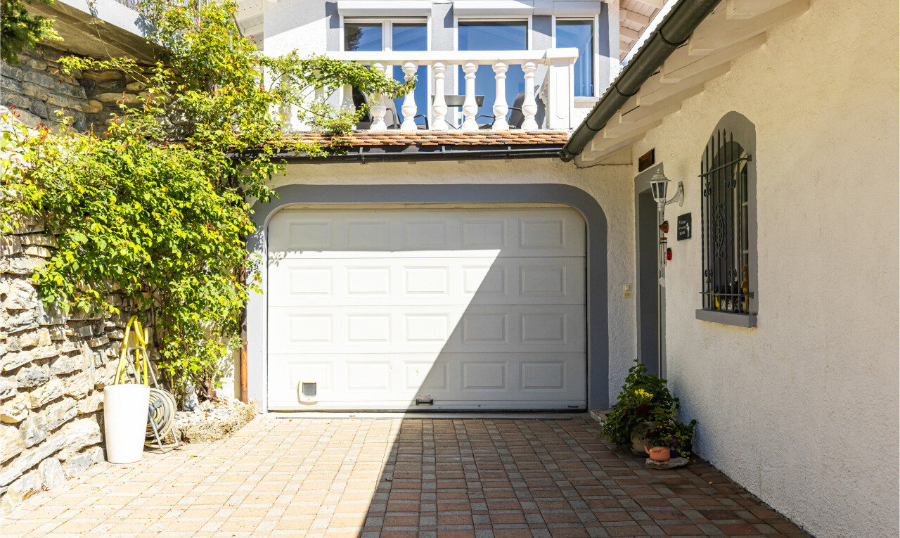 terrasse mit from property, eingebaute garage, auffahrt, und day time