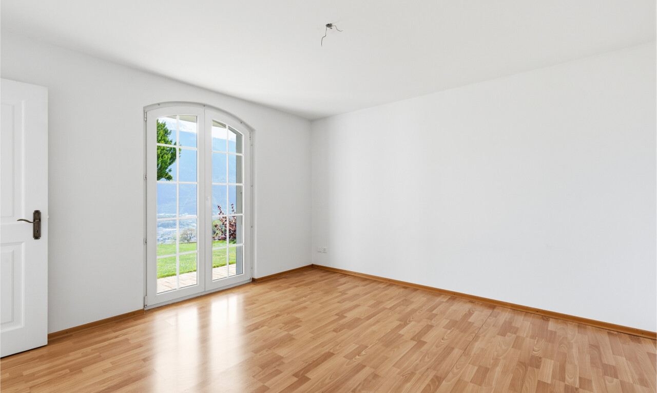 pièce vide avec day time, sol en finition bois, wood finish floor, cloison sèche, et drywall