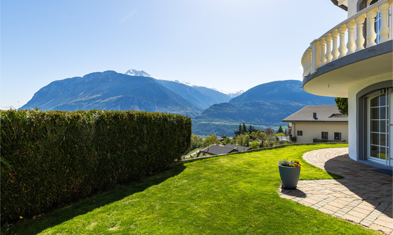 blick auf die berge mit from property, blick auf die berge, mountain view, und day time