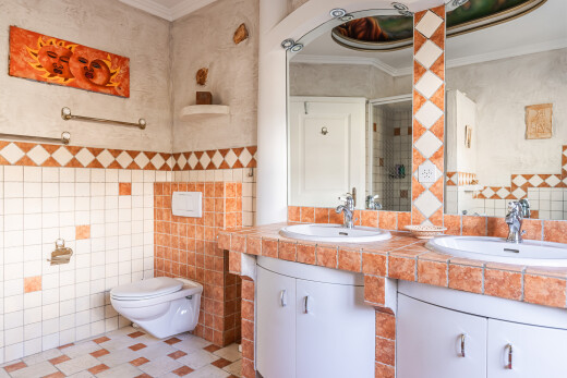 salle de bains avec double vasque, miroir, salle de bain complète, inside property, et évier