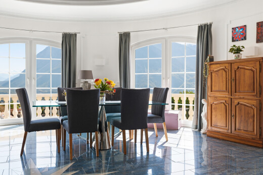salle à manger avec portes-fenêtres, day time, inside property, natural light, et lumière naturelle