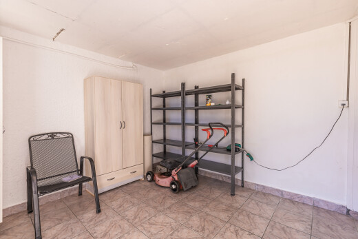chambre avec light floor, baseboards wall, plinthes murales, drywall, et cloison sèche