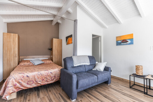 chambre avec drywall, cloison sèche, inside property, vaulted ceiling, et plafond voûté