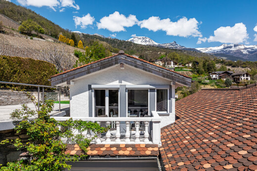 façade avec day time, mountain view, vue sur la montagne, et property visible