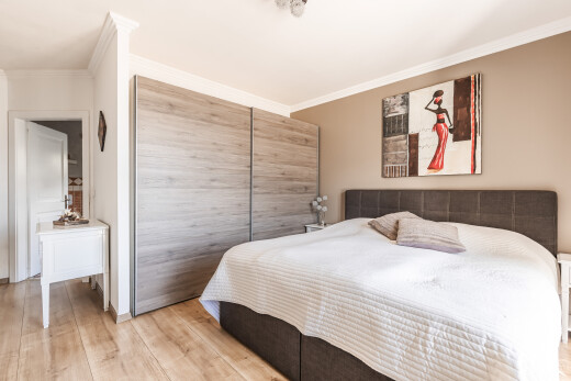 chambre avec drywall, cloison sèche, inside property, crown molding, et moulures