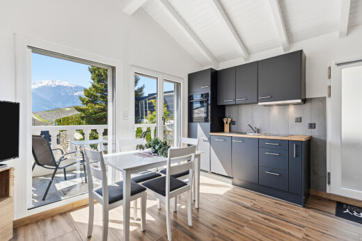 cuisine avec day time, inside property, wood finish floor, sol en finition bois, et natural light