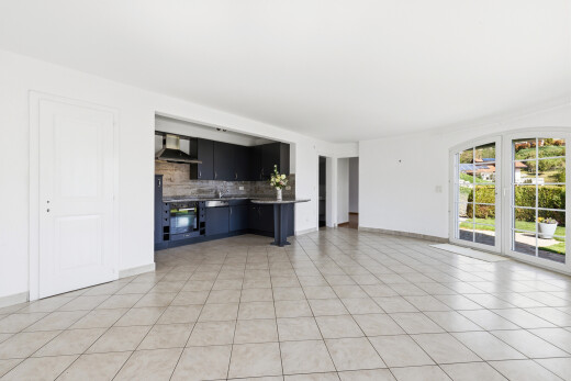 pièce vide avec light floor, inside property, lumière naturelle, natural light, et backsplash