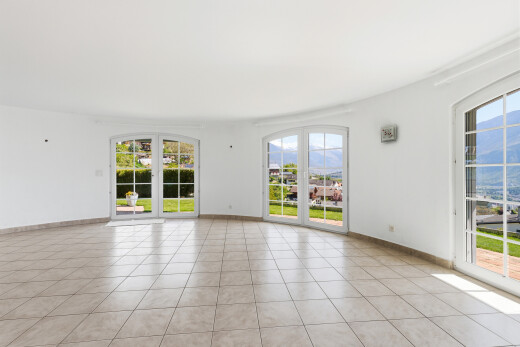 pièce vide avec natural light, lumière naturelle, inside property, tile floor, et sol en carrelage