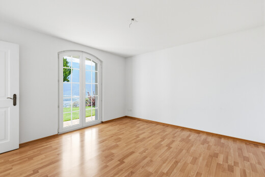 pièce vide avec day time, sol en finition bois, wood finish floor, cloison sèche, et drywall