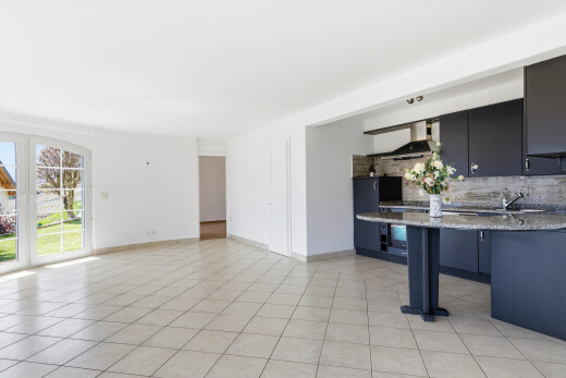 pièce vide avec light floor, lumière naturelle, natural light, backsplash, et inside property