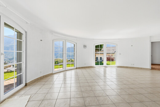 pièce vide avec tile floor, sol en carrelage, natural light, lumière naturelle, et drywall