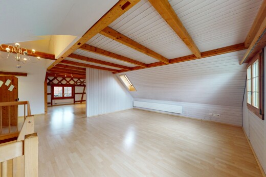 leerer raum mit inside property, bemerkenswerter kronleuchter, holzfußboden, wood finish floor, und natürliches licht