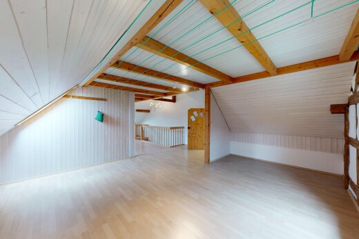 leerer raum mit holzfußboden, wood finish floor, inside property, dachschräge, und vaulted ceiling