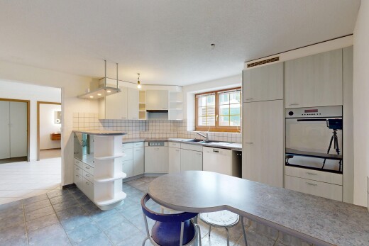 küche mit offene regale, ofen, warmhalteschublade, geschirrspülmaschine, und küchenrückwand beim herd