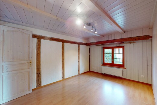 leerer raum mit kühler, holzfußboden, wood finish floor, natürliches licht, und natural light