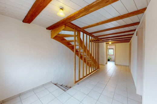treppe mit balkendecke, beamed ceiling, natürliches licht, natural light, und inside property