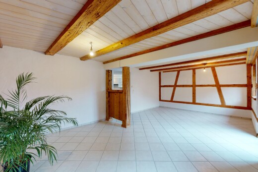 leerer raum mit beamed ceiling, balkendecke, inside property, drywall, und gipskartonwand