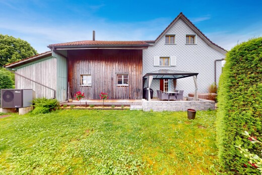 außenansicht mit vertikale verkleidung, property visible, pavillon, rasen, und day time