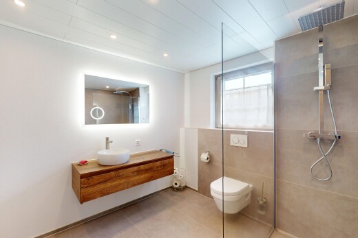 bad mit dusche, natürliches licht, natural light, inside property, und komplettes badezimmer