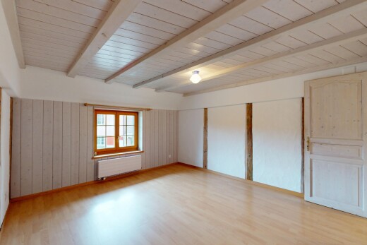 leerer raum mit kühler, holzfußboden, wood finish floor, natürliches licht, und natural light