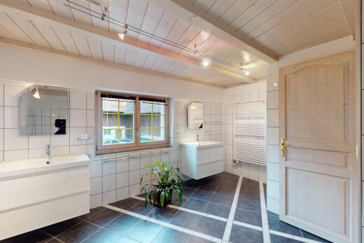 bad mit fliesenwand, tile wall, fliesenboden, tile floor, und schminktisch