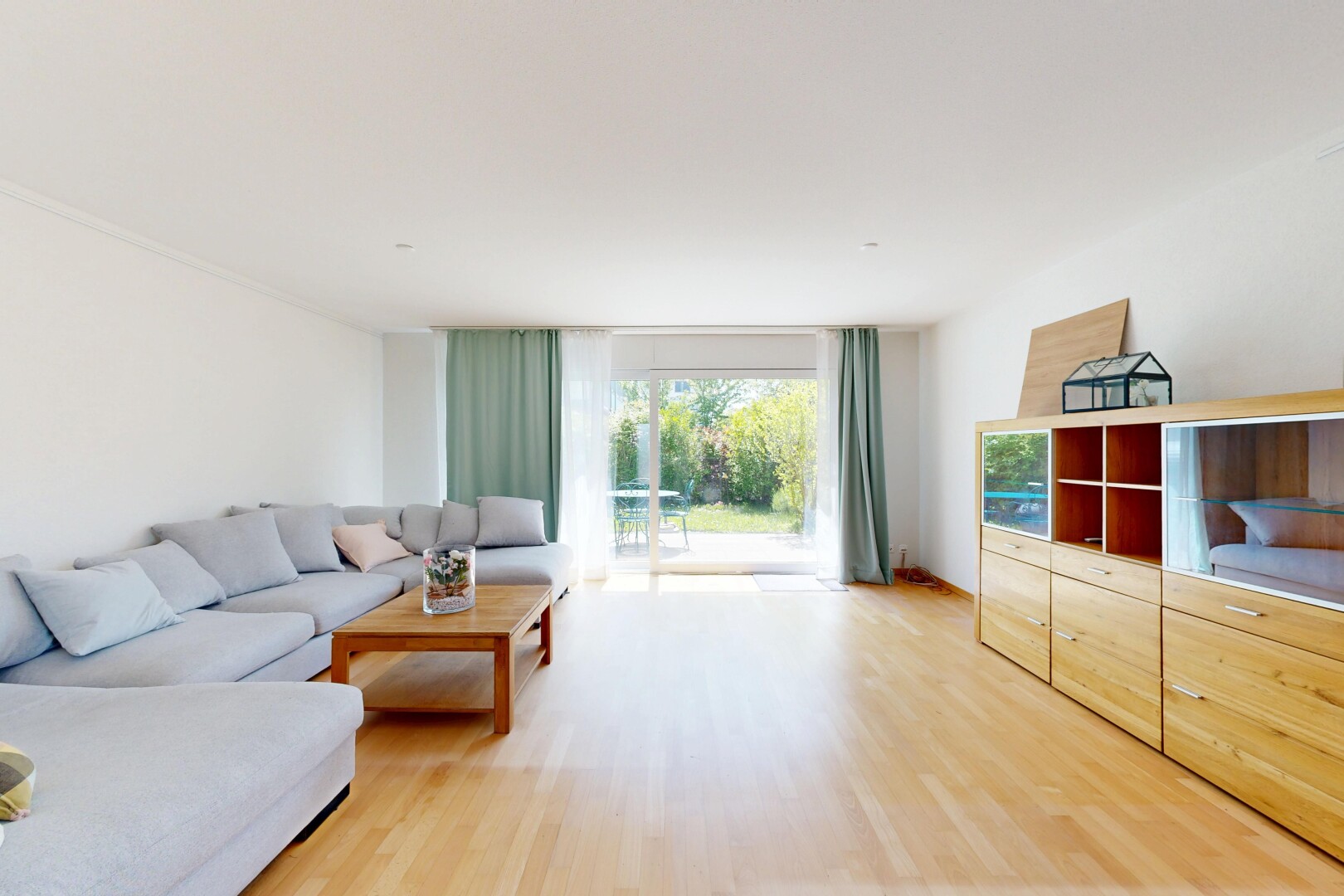 salon avec wood finish floor, sol en finition bois, drywall, cloison sèche, et inside property
