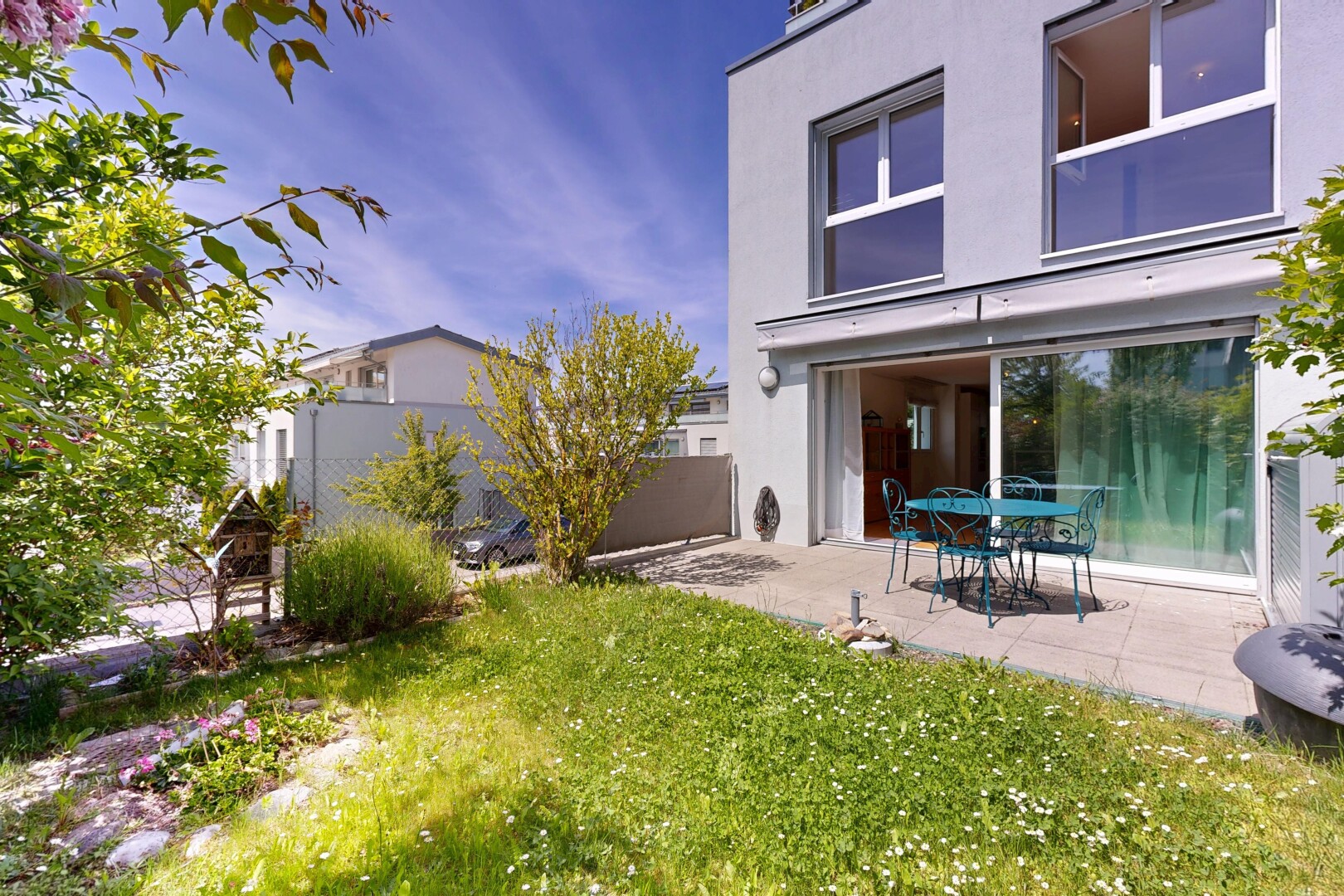 façade avec clôture, bardage en stuc, pelouse, terrasse, et from property