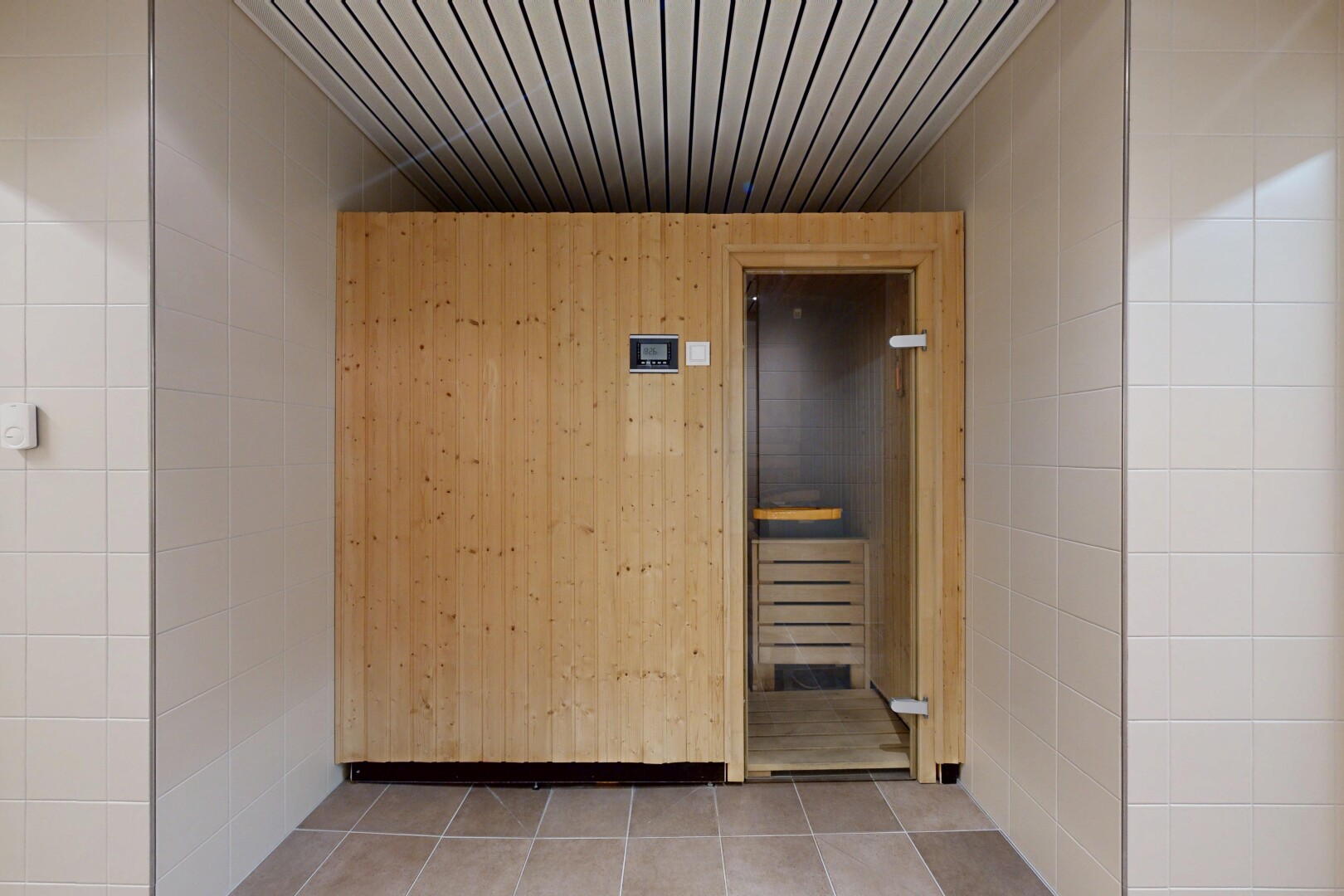 réception / lobby avec tile floor et inside property