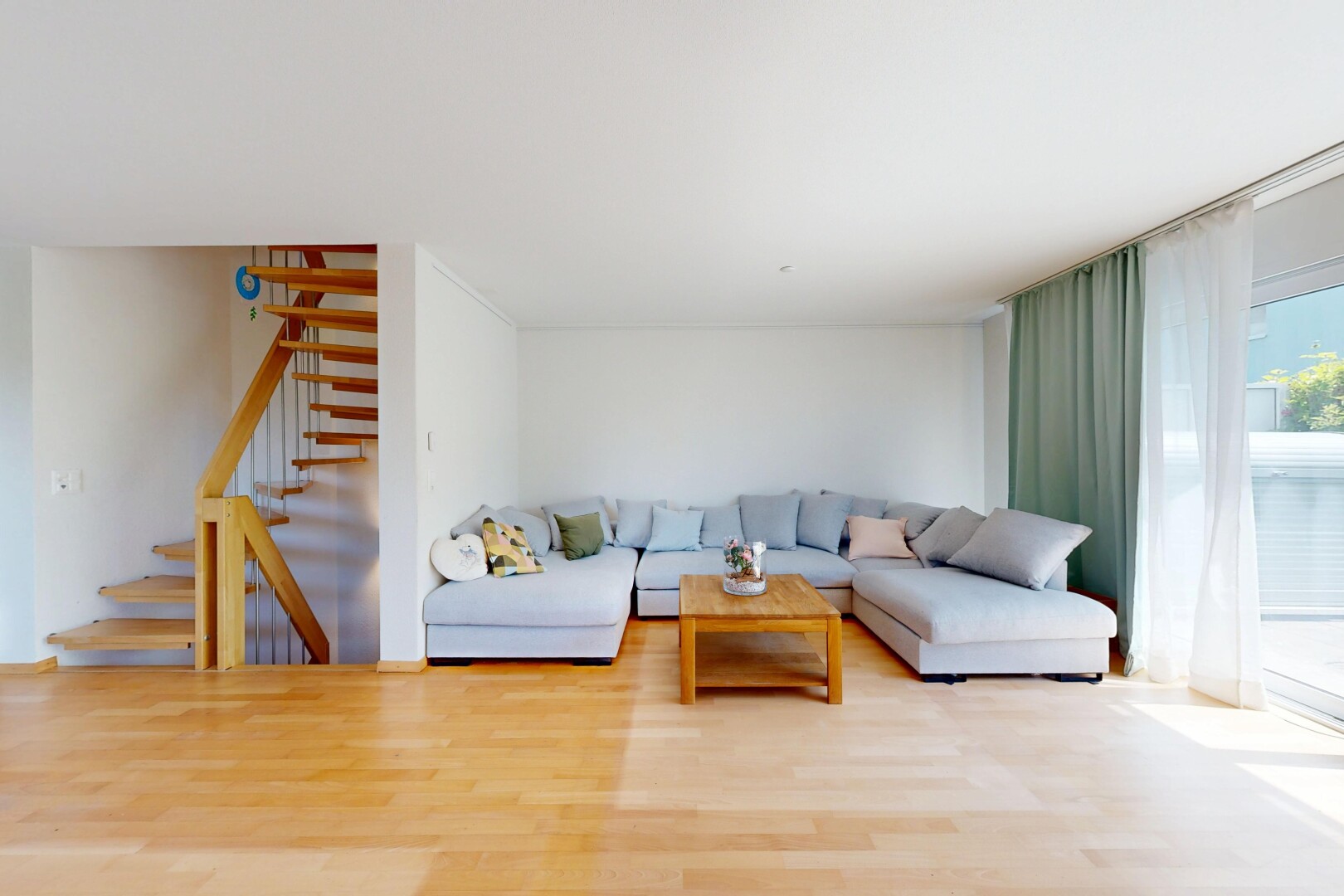 salon avec wood finish floor, sol en finition bois, inside property, drywall, et cloison sèche